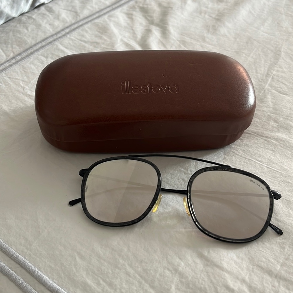 Silver illesteva sunglasses with sparkly lenses